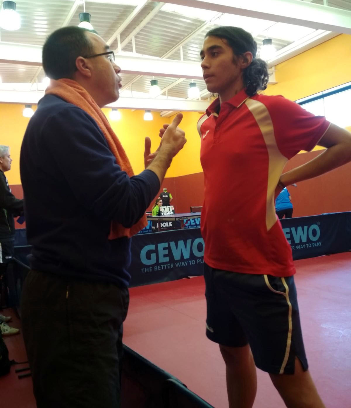 Manolo aleccionando a Alberto durante el partido