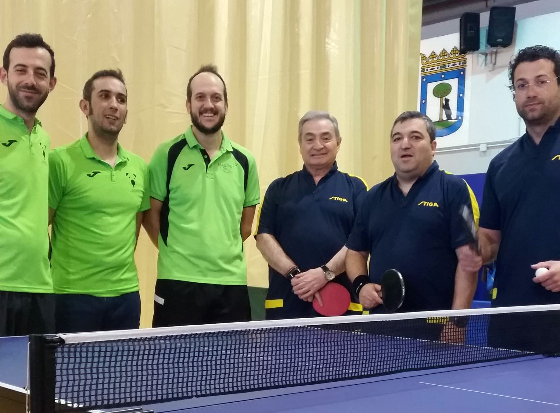 Los luises y Rober posando con el equipo rival