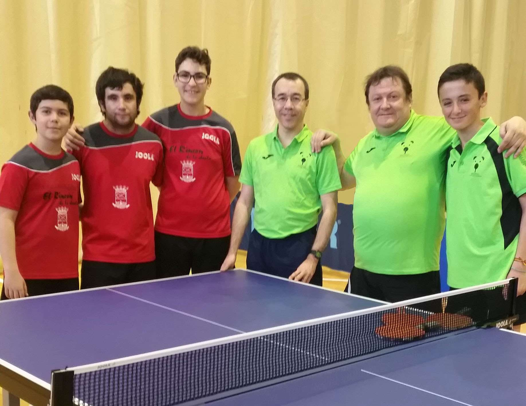 Manuel, Antonio y Mario posando junto al equipo de Collado Mediano